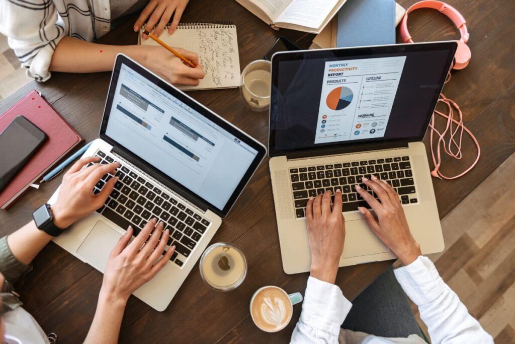 Várias pessoas trabalhando com tecnologia