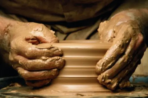 O oleiro fabricando um vaso de barro