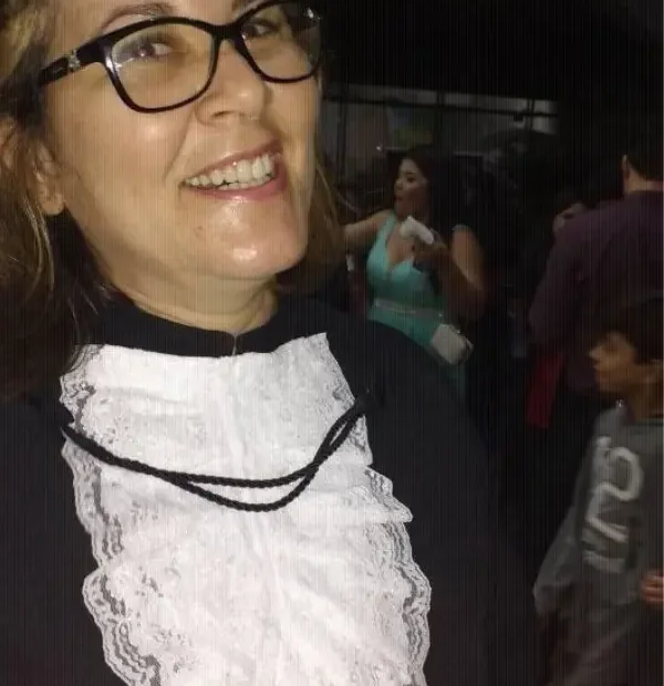 Aprender tecnologia aos 50. Mulher feliz
