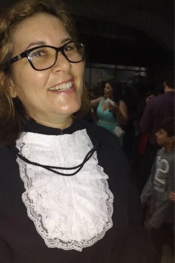Aprender tecnologia aos 50. Mulher feliz
