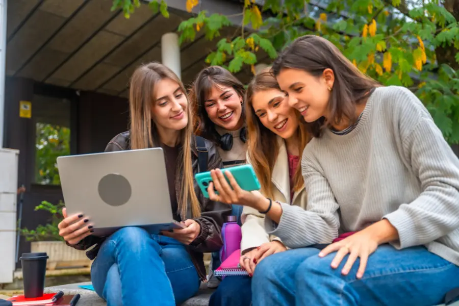 Jovens felizes tecnologia