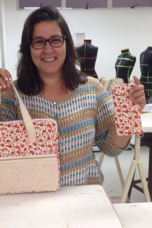 Aprender tecnologia aos 50. Mulher feliz na faculdade de moda, aos 50